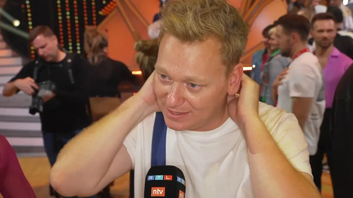 "Let's Dance"-Kandidat Jens "Knossi" Knossalla versteht die Welt nicht mehr! Er muss - wie alle anderen auch - in Show 6 mit einer anderen Partnerin tanzen