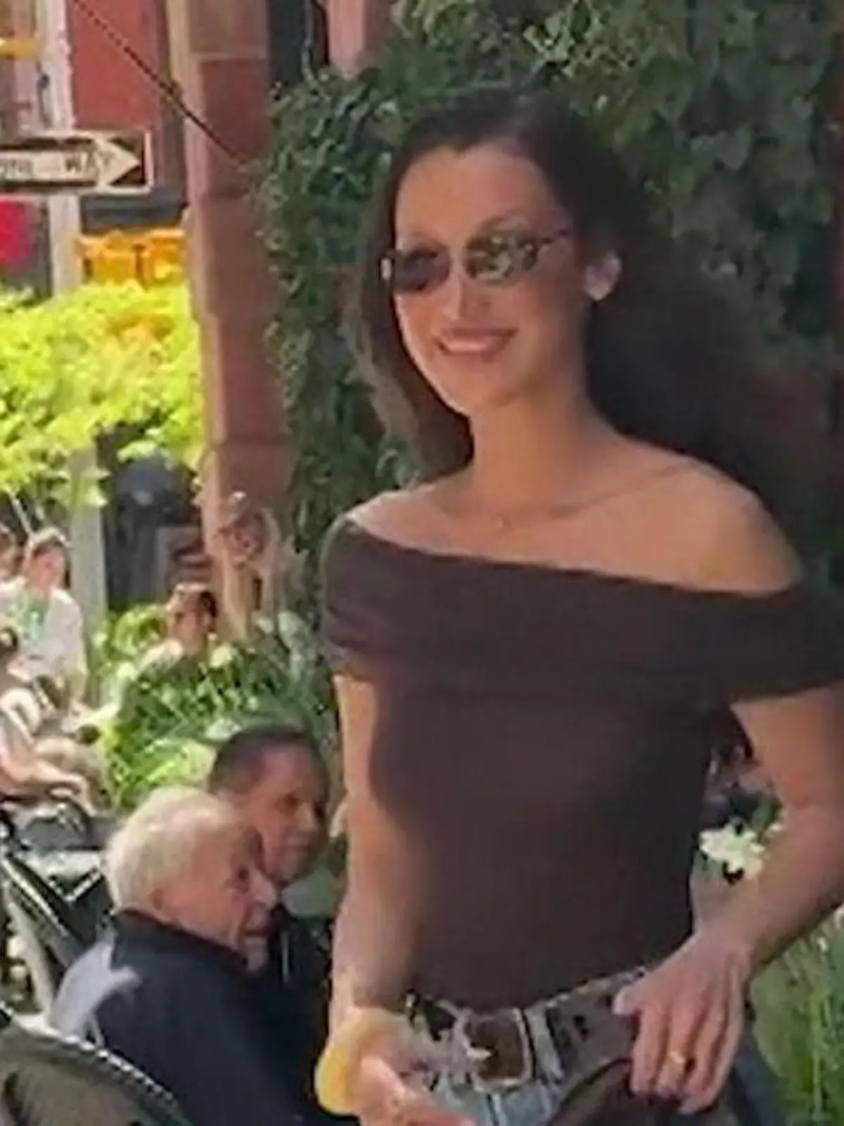 Bild zu: "Kein BH, kein Problem: Bella Hadid sorgt für heißen Auftritt"