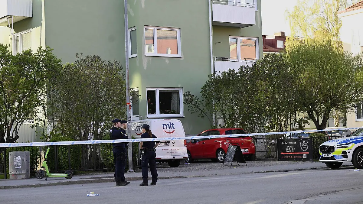 Polizisten stehen am Einsatzort.