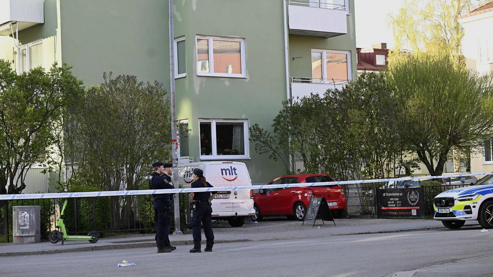 Polizisten stehen am Einsatzort.