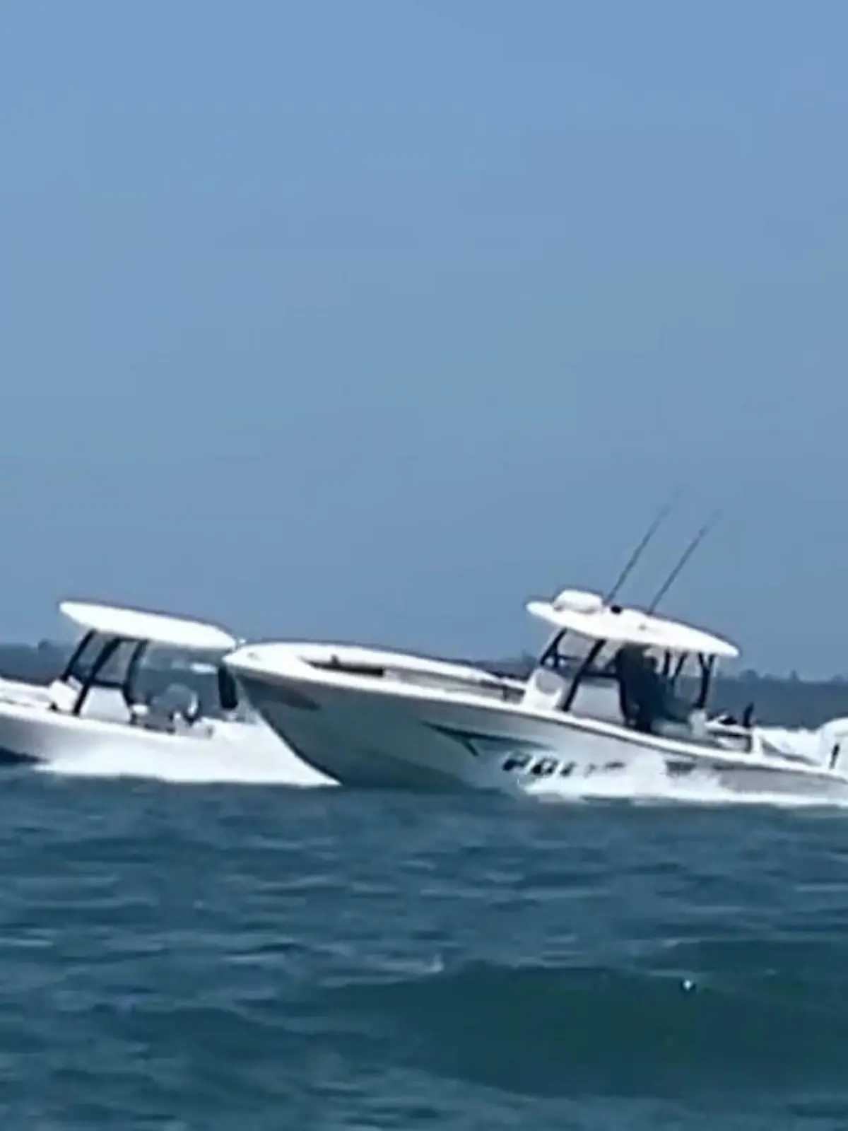 Riskanter Polizei-Einsatz! Boot rast herrenlos übers Meer