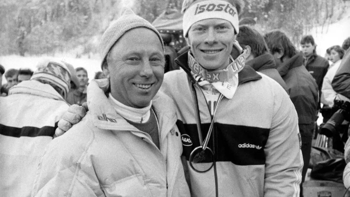 Max Bolkart (l.), erster deutscher Gewinner der Vierschanzentournee, gratuliert Dieter Thoma, dem Gesamtsieger der Vierschanzentournee 1989/1990. 