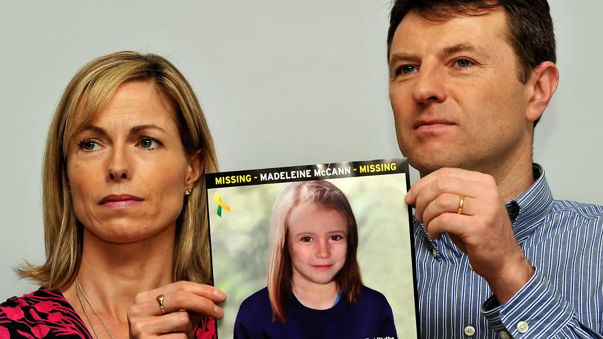 02.05.2012, Großbritannien, London: Kate und Gerry McCann, Eltern der vor 13 Jahren verschwundenen Britin Madeleine McCann halten bei einem Such-Aufruf das Foto ihrer Tochter. Im Fall des vor gut 13 Jahren in Portugal verschwundenen britischen Mädchens Madeleine «Maddie» McCann steht ein 43 Jahre alter Deutscher unter Mordverdacht. Die Staatsanwaltschaft Braunschweig ermittelt nach Angaben des Bundeskriminalamts gegen den Mann, der mehrfach wegen Sexualstraftaten auch an Kindern vorbestraft sei. Er verbüße derzeit in anderer Sache eine längere Haftstrafe, teilte das BKA am Mittwochabend in Wiesbaden mit. Foto: John Stillwell/PA Wire/dpa +++ dpa-Bildfunk +++