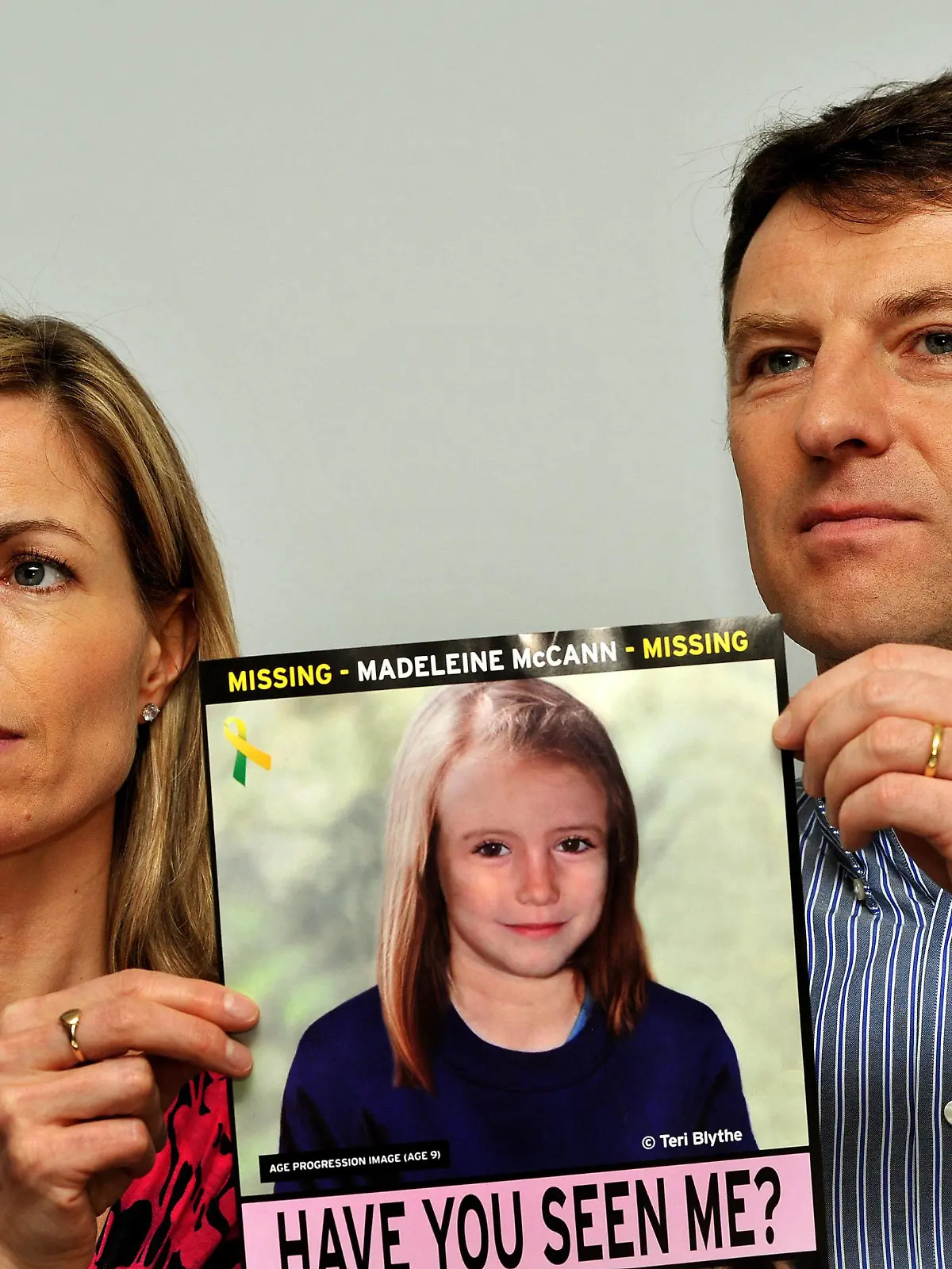02.05.2012, Großbritannien, London: Kate und Gerry McCann, Eltern der vor 13 Jahren verschwundenen Britin Madeleine McCann halten bei einem Such-Aufruf das Foto ihrer Tochter. Im Fall des vor gut 13 Jahren in Portugal verschwundenen britischen Mädchens Madeleine «Maddie» McCann steht ein 43 Jahre alter Deutscher unter Mordverdacht. Die Staatsanwaltschaft Braunschweig ermittelt nach Angaben des Bundeskriminalamts gegen den Mann, der mehrfach wegen Sexualstraftaten auch an Kindern vorbestraft sei. Er verbüße derzeit in anderer Sache eine längere Haftstrafe, teilte das BKA am Mittwochabend in Wiesbaden mit. Foto: John Stillwell/PA Wire/dpa +++ dpa-Bildfunk +++