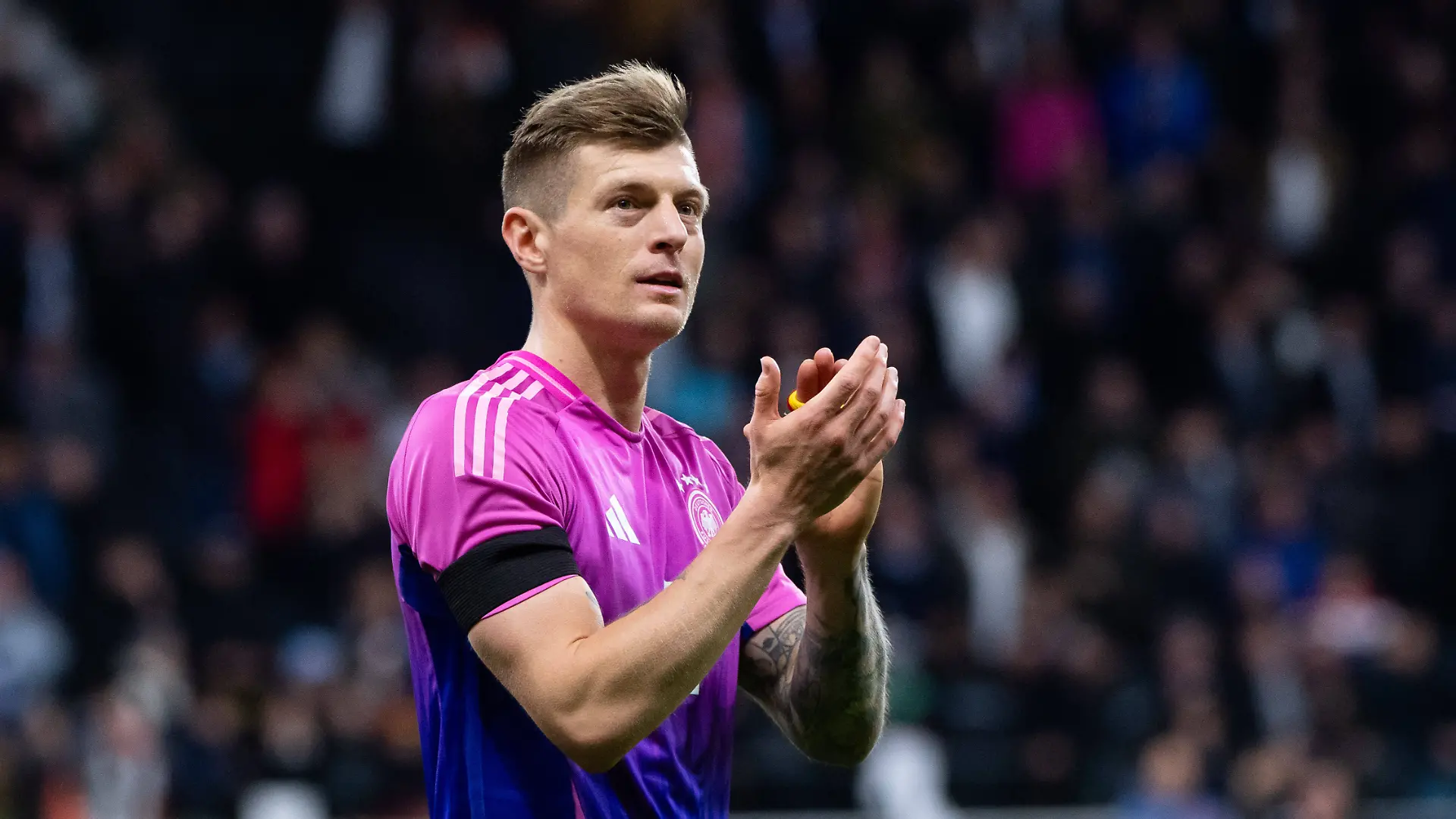 Toni Kroos applaudiert den Fans und freut sich über den Sieg gegen die Niederlande in einem Testspiel am 26.03.2024.