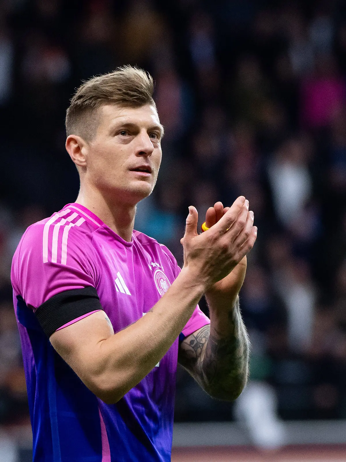 Toni Kroos applaudiert den Fans und freut sich über den Sieg gegen die Niederlande in einem Testspiel am 26.03.2024. 