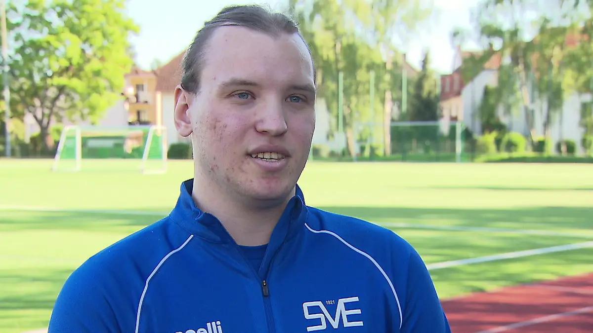 Transfrau Melina (24) kickt in einem Frauenfußball-Team Für sie ist es wie „eine Neugeburt“