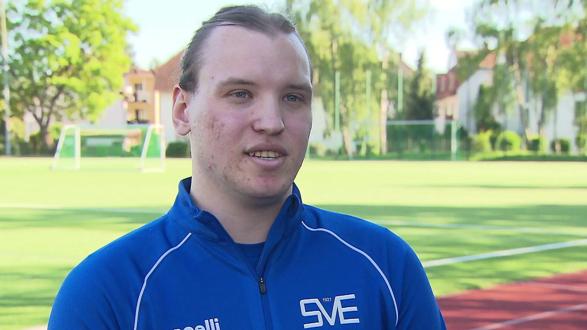 Transfrau Melina (24) kickt in einem Frauenfußball-Team Für sie ist es wie „eine Neugeburt“