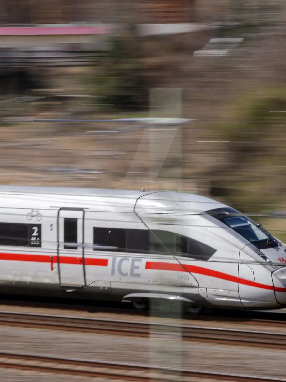Bild zu: "Lebensgefährlich verletzt! ICE erfasst Bahnarbeiter (58)"