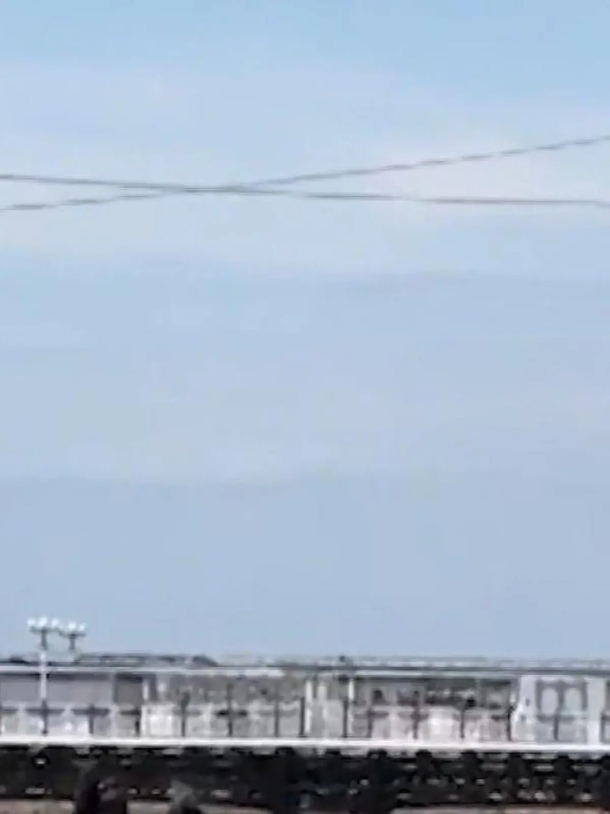 Am Strand von Brighton bleiben zwei Teenies auf einer Seilbahn stecken.