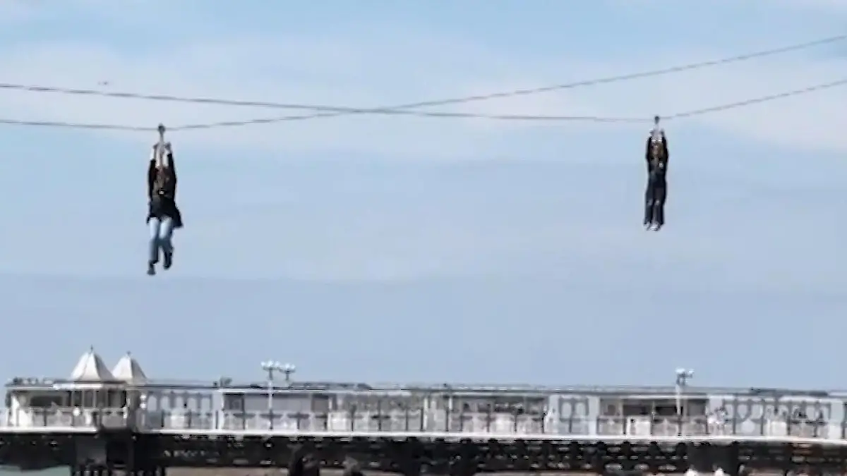 Fahrt ins Nirgendwo! Teenies bleiben auf Seilbahn stecken Zipline-Ausflug endet in Höhen-Horror!