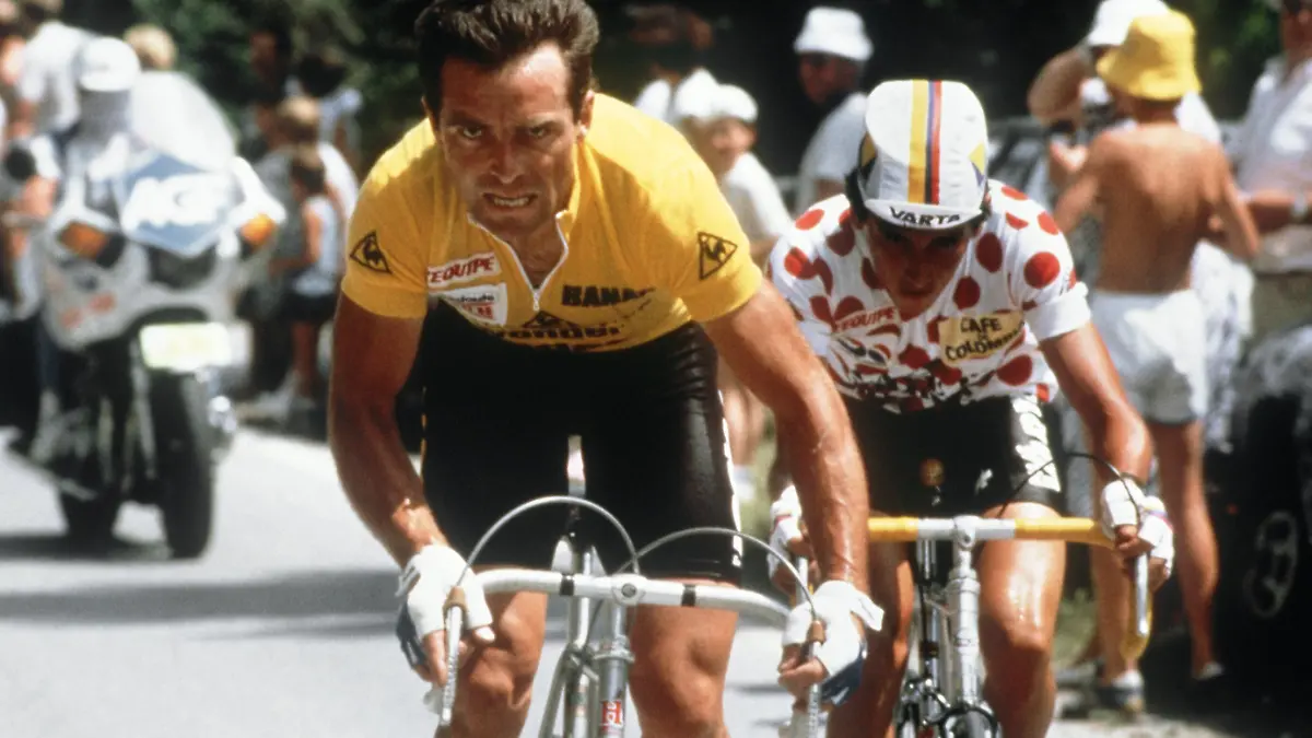 Der Träger des gelben Trikots, Bernard Hinault (l), wagt während der 11. Etappe der Tour de France 1985 bei Morzine im Osten Frankreichs einen Ausreißversuch. Im Windschatten des Franzosen fährt der Kolumbianer Luis Herrera. Am Ende der 82. Frankreich-Rundfahrt rückt Hinault zu den ganz Großen der Tour-Geschichte auf. Er gewinnt zum fünftenmal.