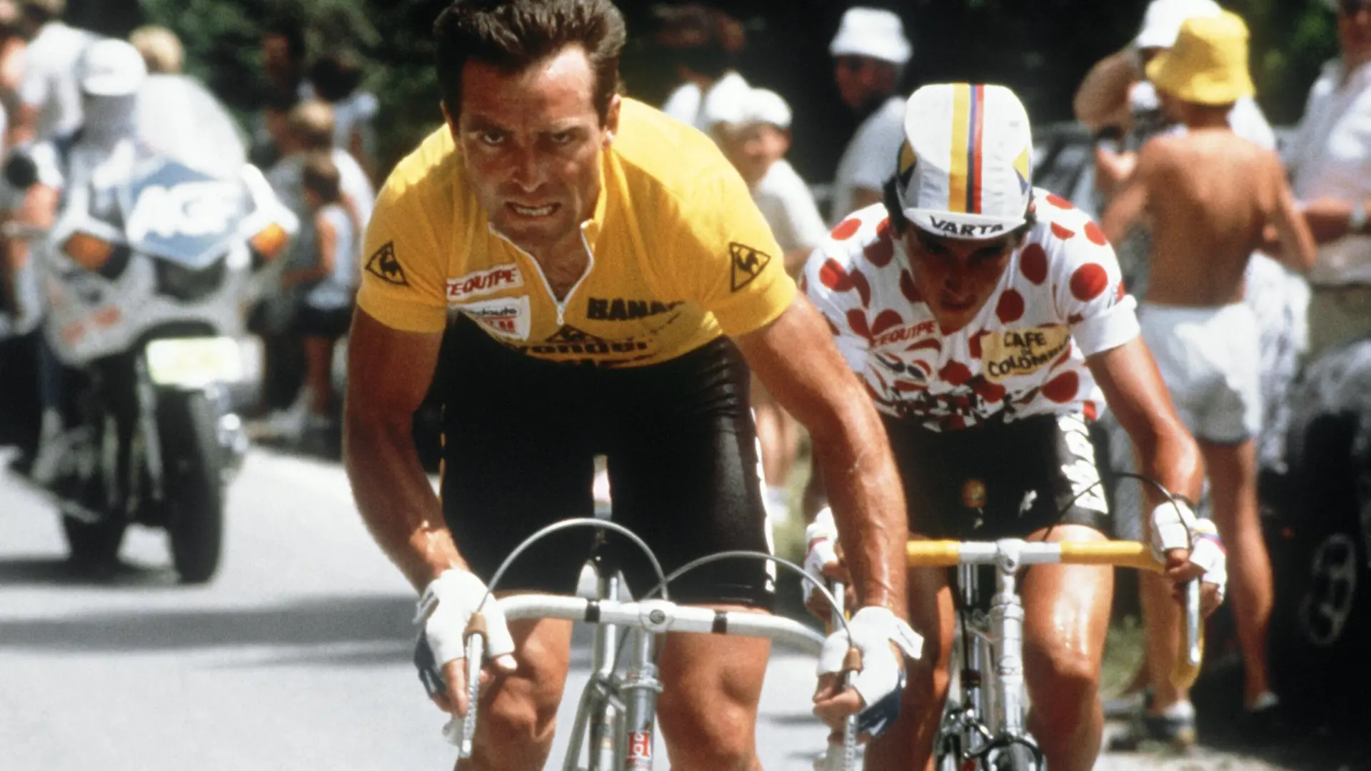 Der Träger des gelben Trikots, Bernard Hinault (l), wagt während der 11. Etappe der Tour de France 1985 bei Morzine im Osten Frankreichs einen Ausreißversuch. Im Windschatten des Franzosen fährt der Kolumbianer Luis Herrera. Am Ende der 82. Frankreich-Rundfahrt rückt Hinault zu den ganz Großen der Tour-Geschichte auf. Er gewinnt zum fünftenmal.