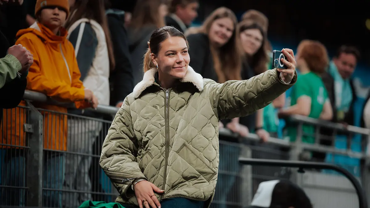 Juliane Wirtz macht ein Selfie beim Halbfinale im DFB-Pokal zwischen Hamburger SV und Werder Bremen