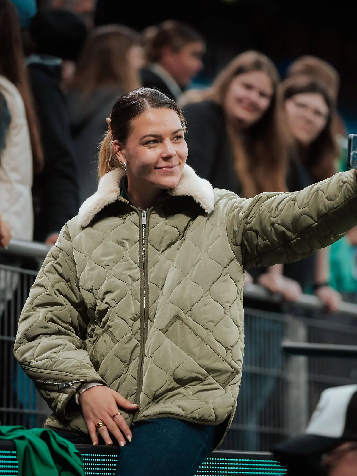 Juliane Wirtz macht ein Selfie beim Halbfinale im DFB-Pokal zwischen Hamburger SV und Werder Bremen