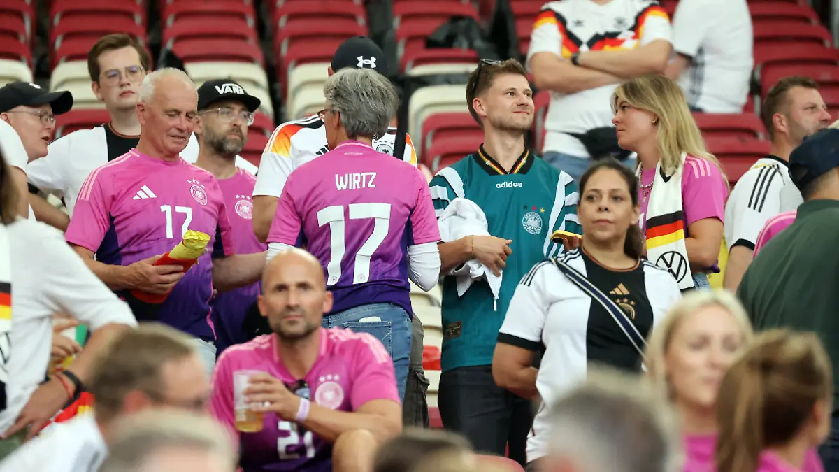 Familie von Florian Wirtz Deutschland mit Vater Hans, Mutter Karin und Schwester Juliane auf der Tribüne beim EM-Spiel von Deutschland gegen Ungarn am 19.06.2024.