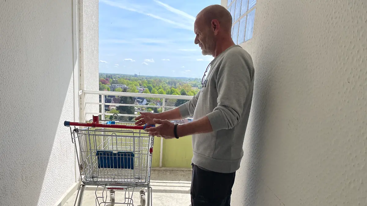 Hausmeister Kai Röder findet auch im 11. Stock einen Einkaufswagen.