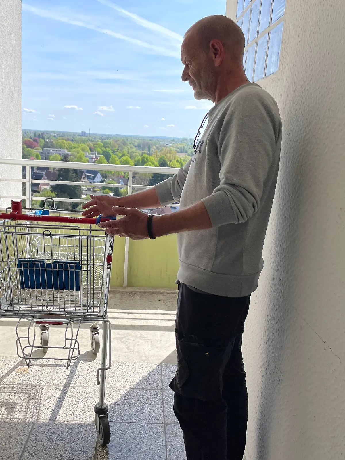 Bild zu: "Hausmeister kämpft täglich gegen Einkaufswagen-Chaos in seinem Hochhaus"