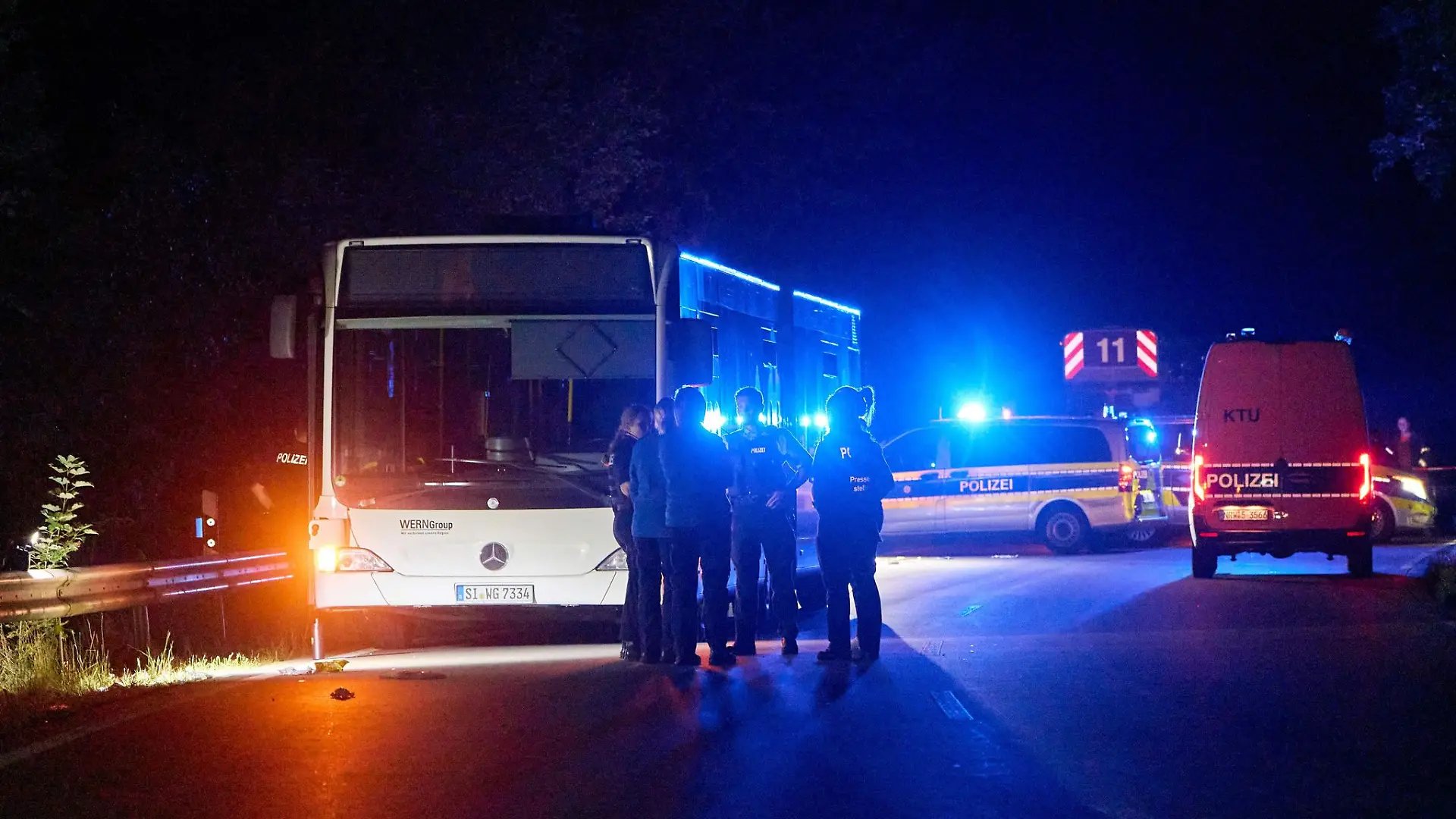 Für ihre lebensbedrohliche Messerattacke auf drei junge Männer in einem Shuttlebus zum Siegener Stadtfest ist eine 32-Jährige zu lebenslanger Freiheitsstrafe verurteilt worden.