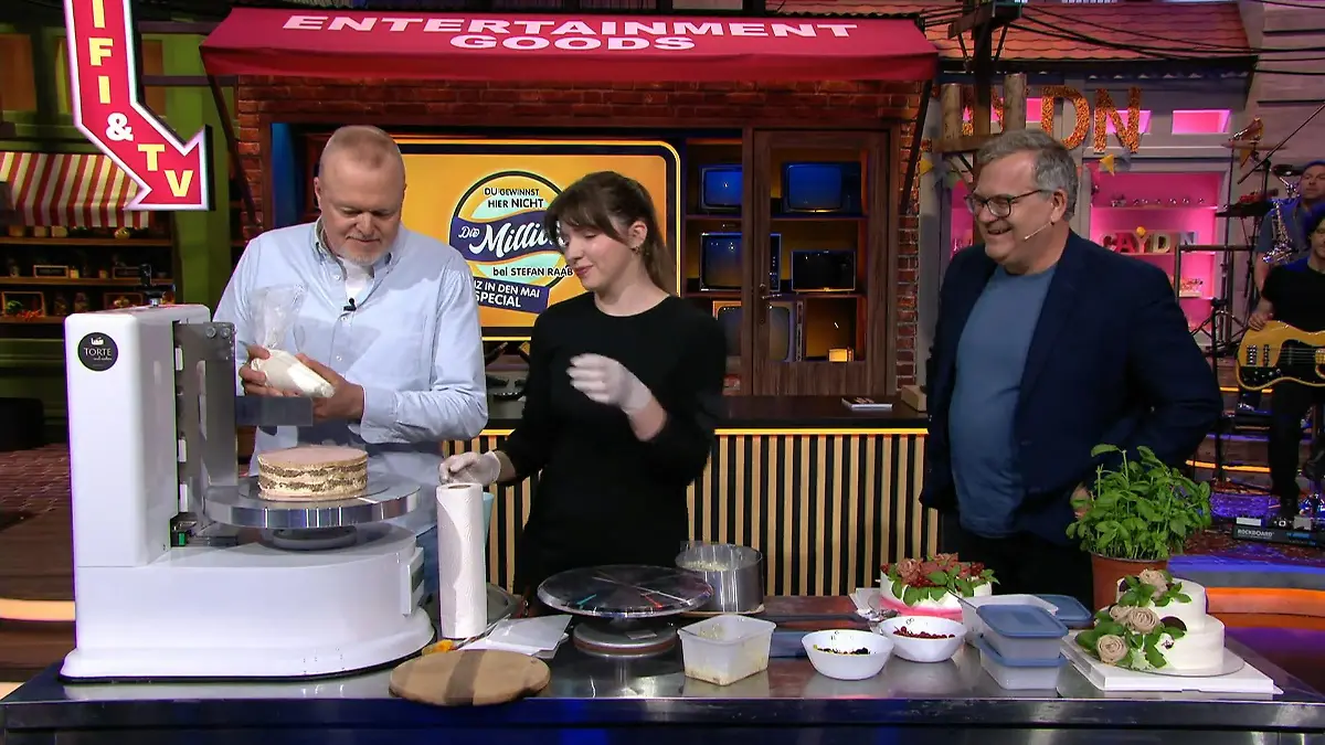 Plötzlich backt Stefan Raab eine Wursttorte Mitten in der Sendung!