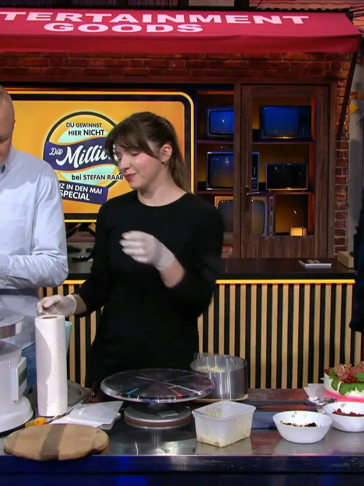 Bild zu: "Plötzlich backt Stefan Raab eine Wursttorte mitten in der Sendung!"