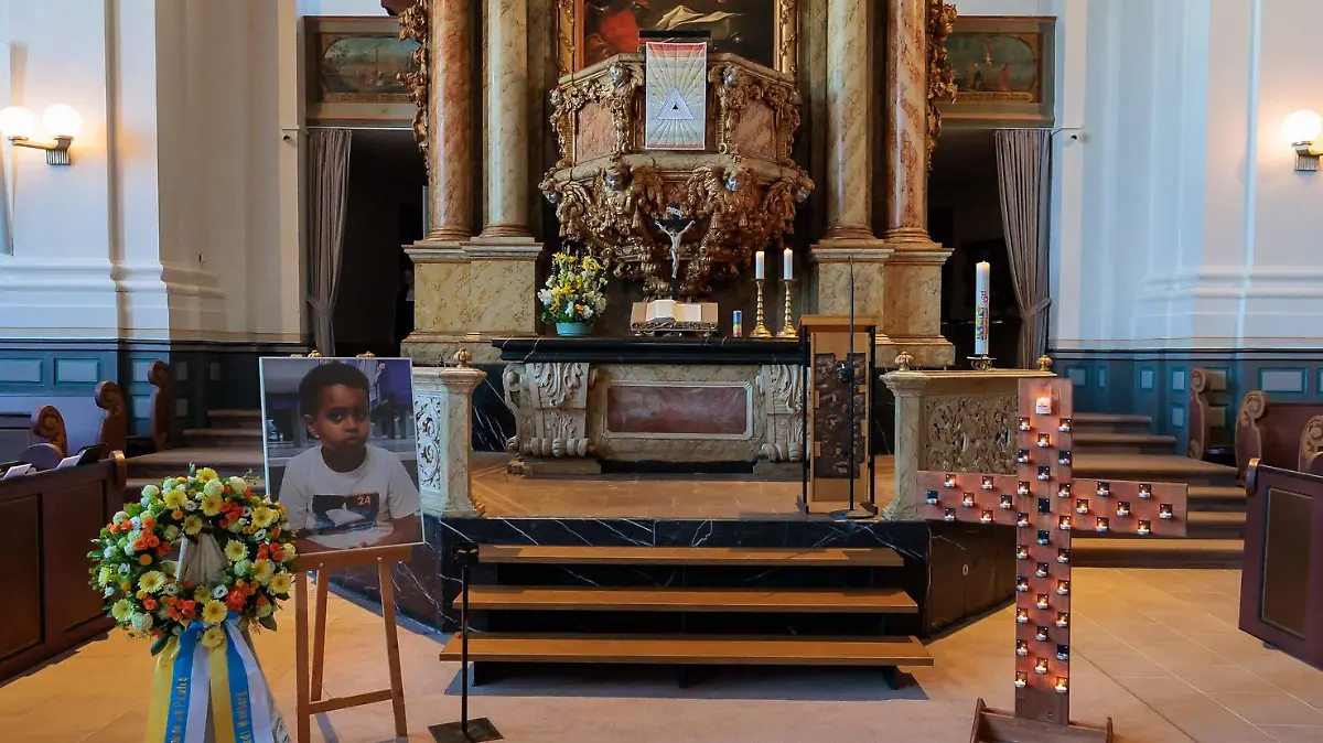 Ein Bild in der Weilburger Schlosskirche zeigt den sechsjährigen Pawlos, der nach wochenlanger Vermisstensuche am Ostersonntag tot aus der Lahn in Weilburg geborgen wurde.