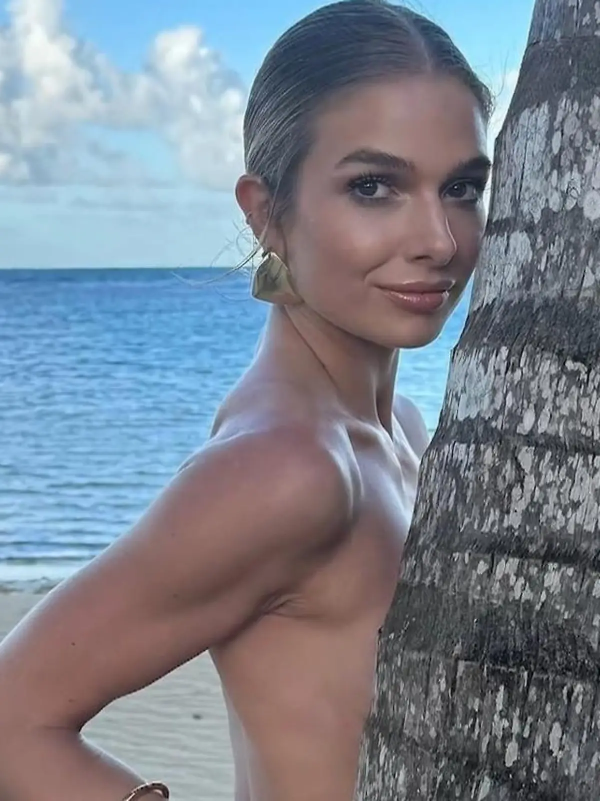 Heiß, heißer, Lola Weippert! Mit blanken Brüsten räkelt sie sich am Strand