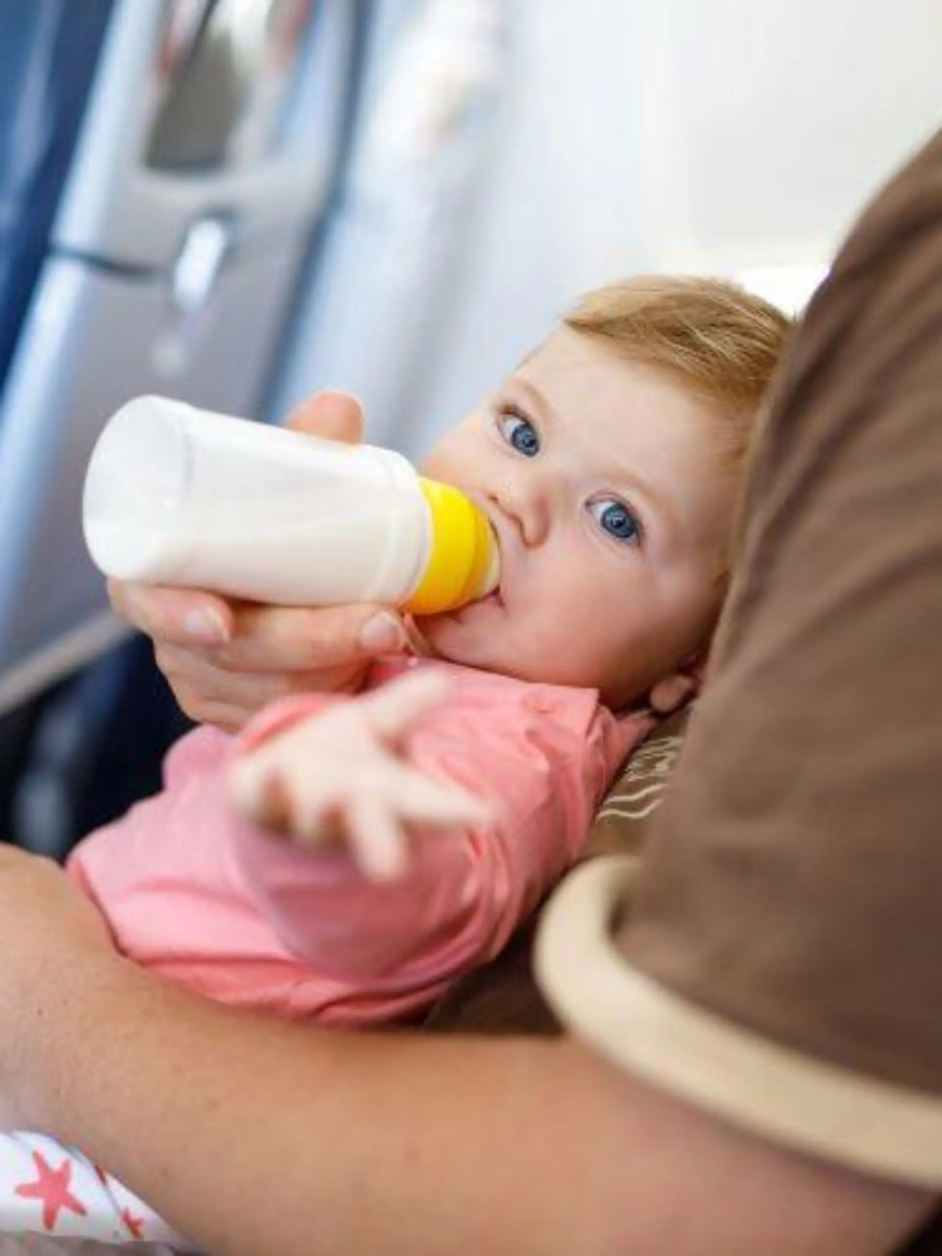 Baby isst seinen Babybrei im Flugzeug