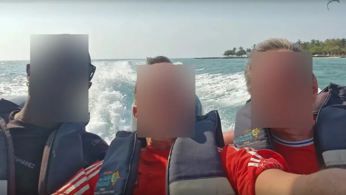 Das Paar mit seinem Freund in guten Zeiten auf einem Boot