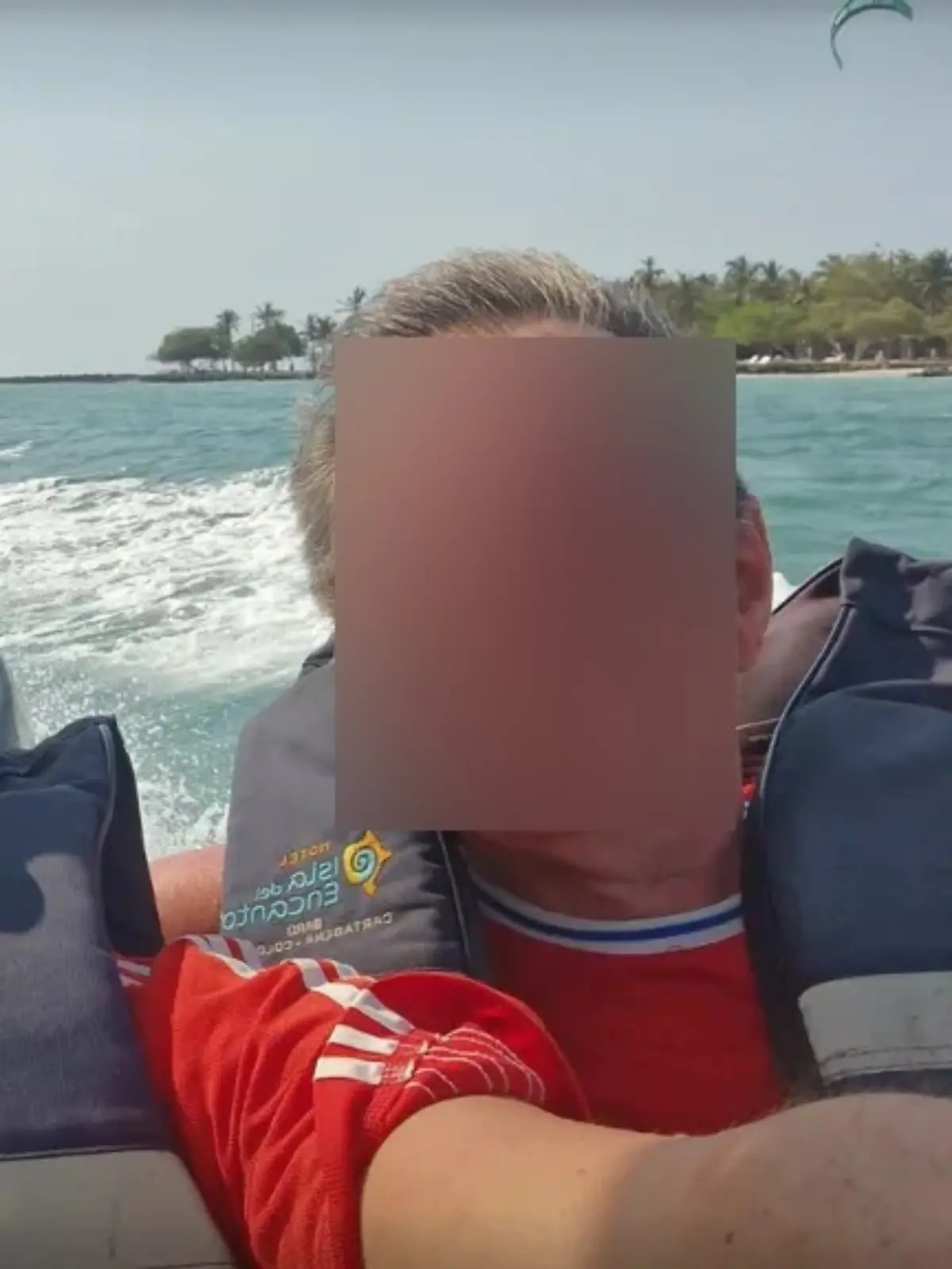 Das Paar mit seinem Freund in guten Zeiten auf einem Boot