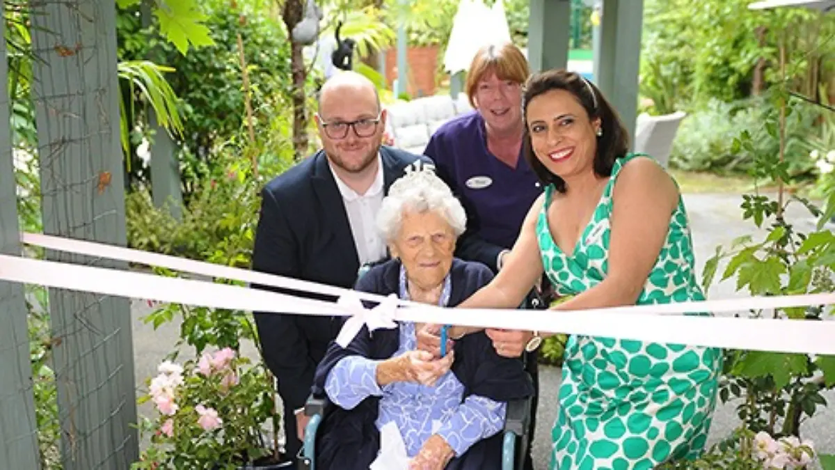 Die Britin hat drei Enkel und fünf Urenkel.