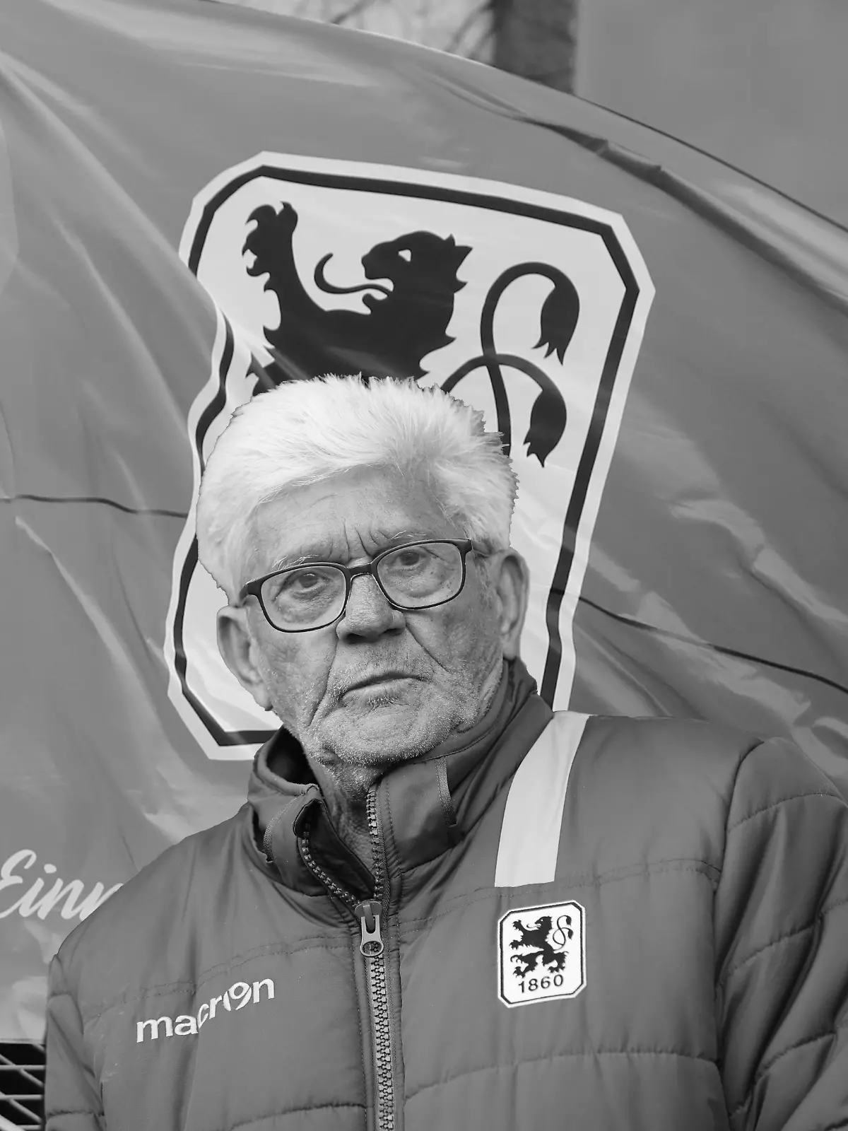 Bild zu: "Bewegende Trauerfeier für Trainer-Legende Werner Lorant"