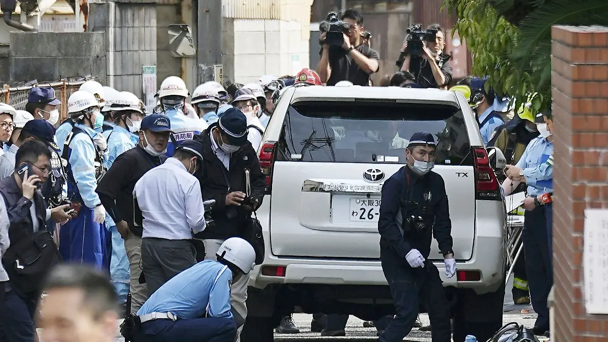 Der Mann ist in Osaka in eine Gruppe von Schülern gefahren.