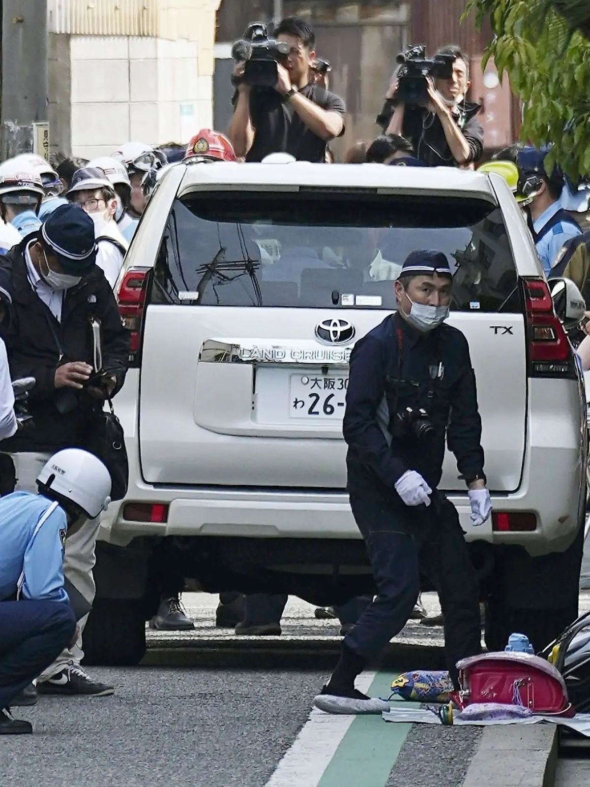 Der Mann ist in Osaka in eine Gruppe von Schülern gefahren.
