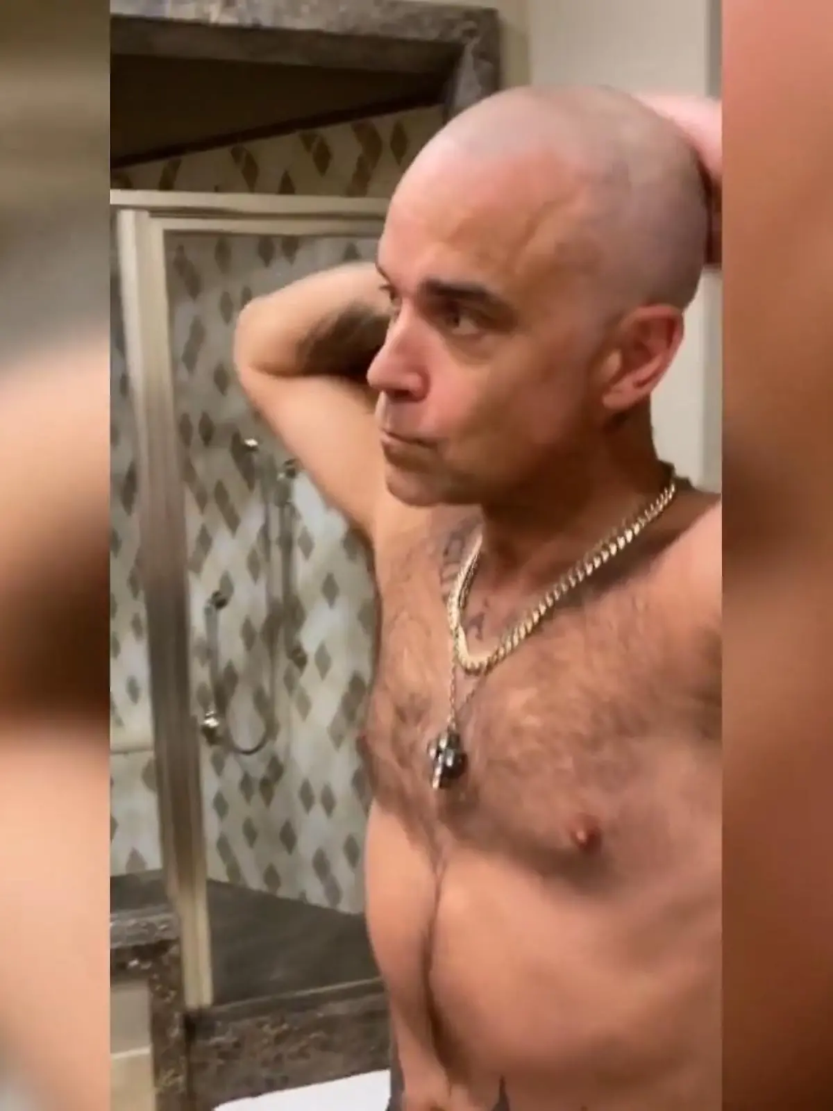 Bild zu: "Robbie Williams verabschiedet sich von seinen Haaren"