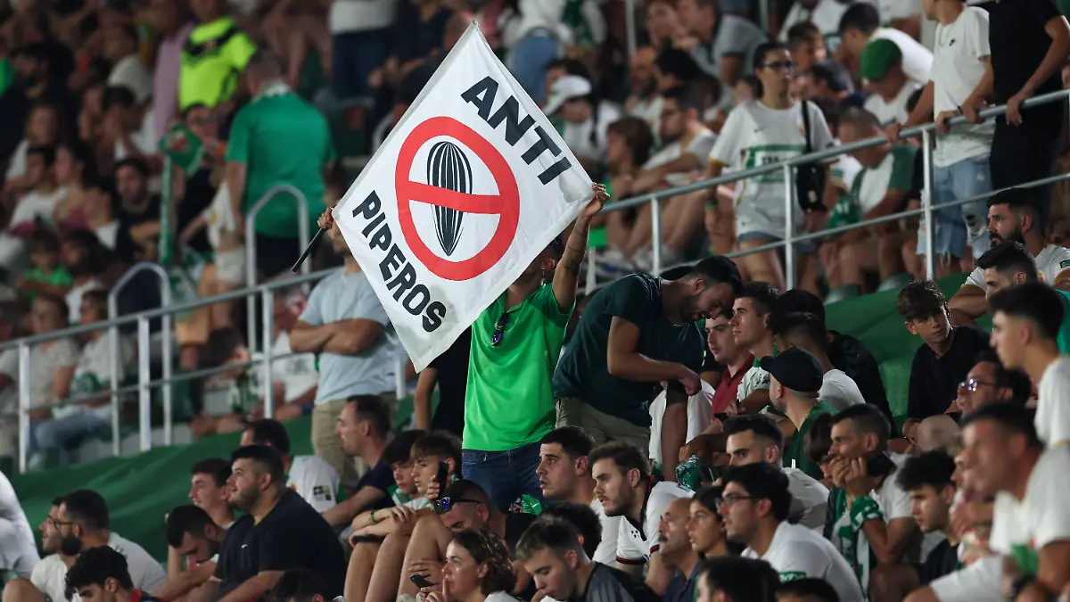 Keine Piperos im Stadion von Elche - ein Fan hält ein Protestschild während der Partie zwischen Elche CF und Racing Club Ferrol im Martinez Valero Stadion in Elche am 12. August 2023 hoch.