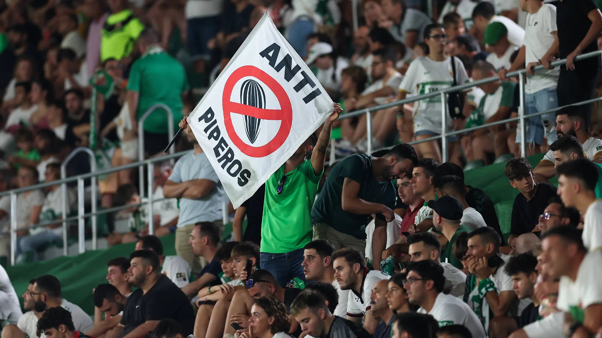 Keine Piperos im Stadion von Elche - ein Fan hält ein Protestschild während der Partie zwischen Elche CF und Racing Club Ferrol im Martinez Valero Stadion in Elche am 12. August 2023 hoch. 
