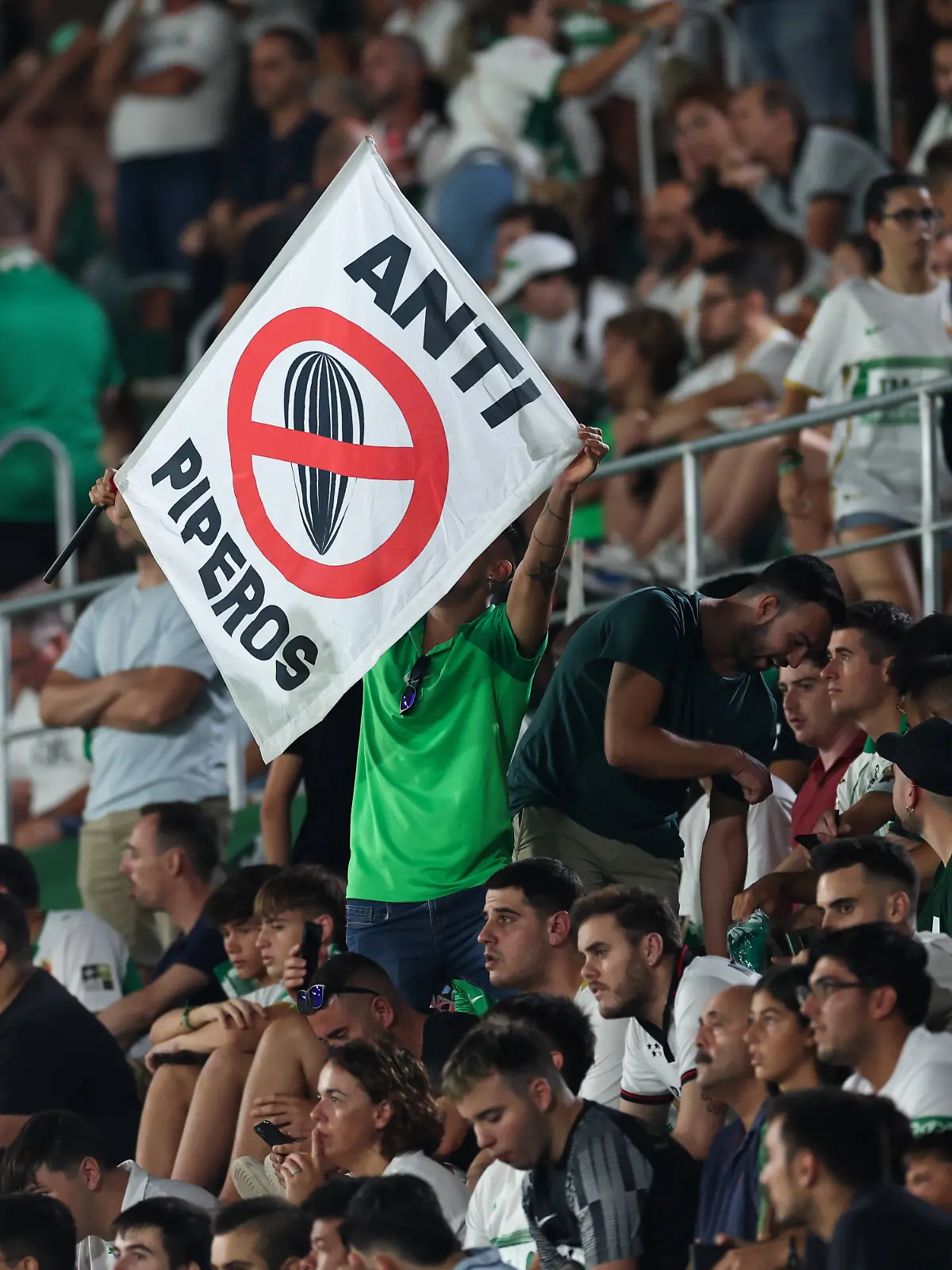 Keine Piperos im Stadion von Elche - ein Fan hält ein Protestschild während der Partie zwischen Elche CF und Racing Club Ferrol im Martinez Valero Stadion in Elche am 12. August 2023 hoch. 