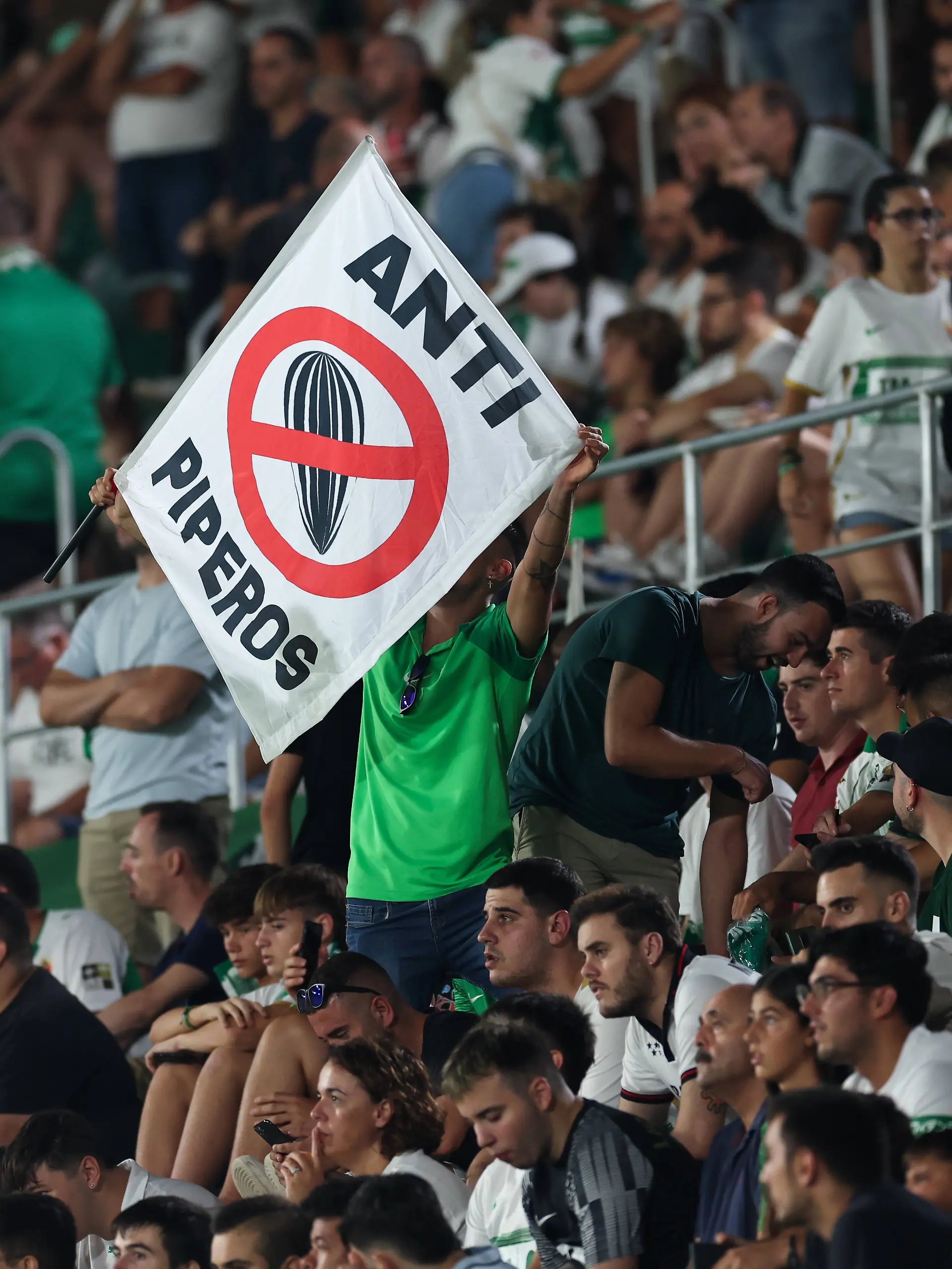 Keine Piperos im Stadion von Elche - ein Fan hält ein Protestschild während der Partie zwischen Elche CF und Racing Club Ferrol im Martinez Valero Stadion in Elche am 12. August 2023 hoch. 