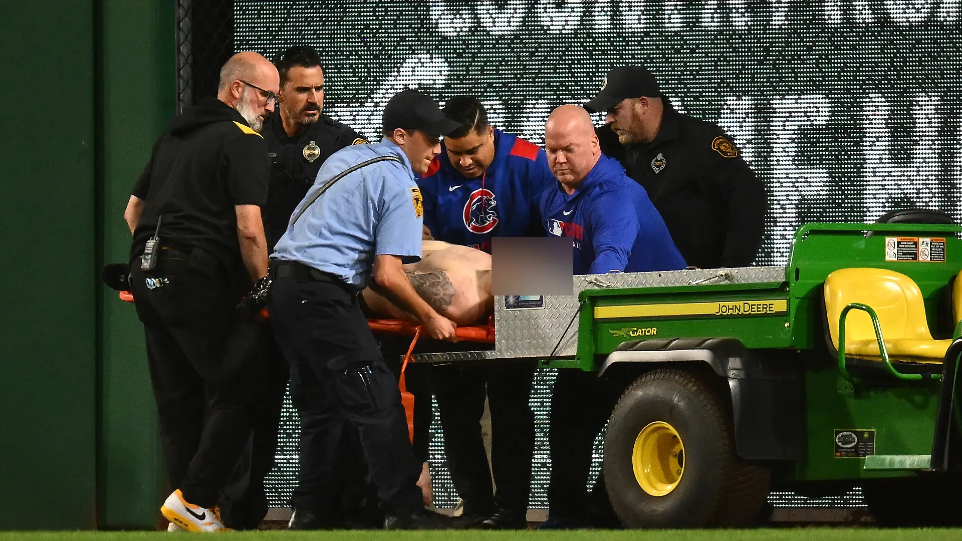 Ein Fan, der im Spiel zwischen Chicago Cubs und Pittsburgh Pirates im PNC Park am 30. April 2025 in Pittsburgh von einer Tribüne gestürzt ist, wird abtransportiert. 