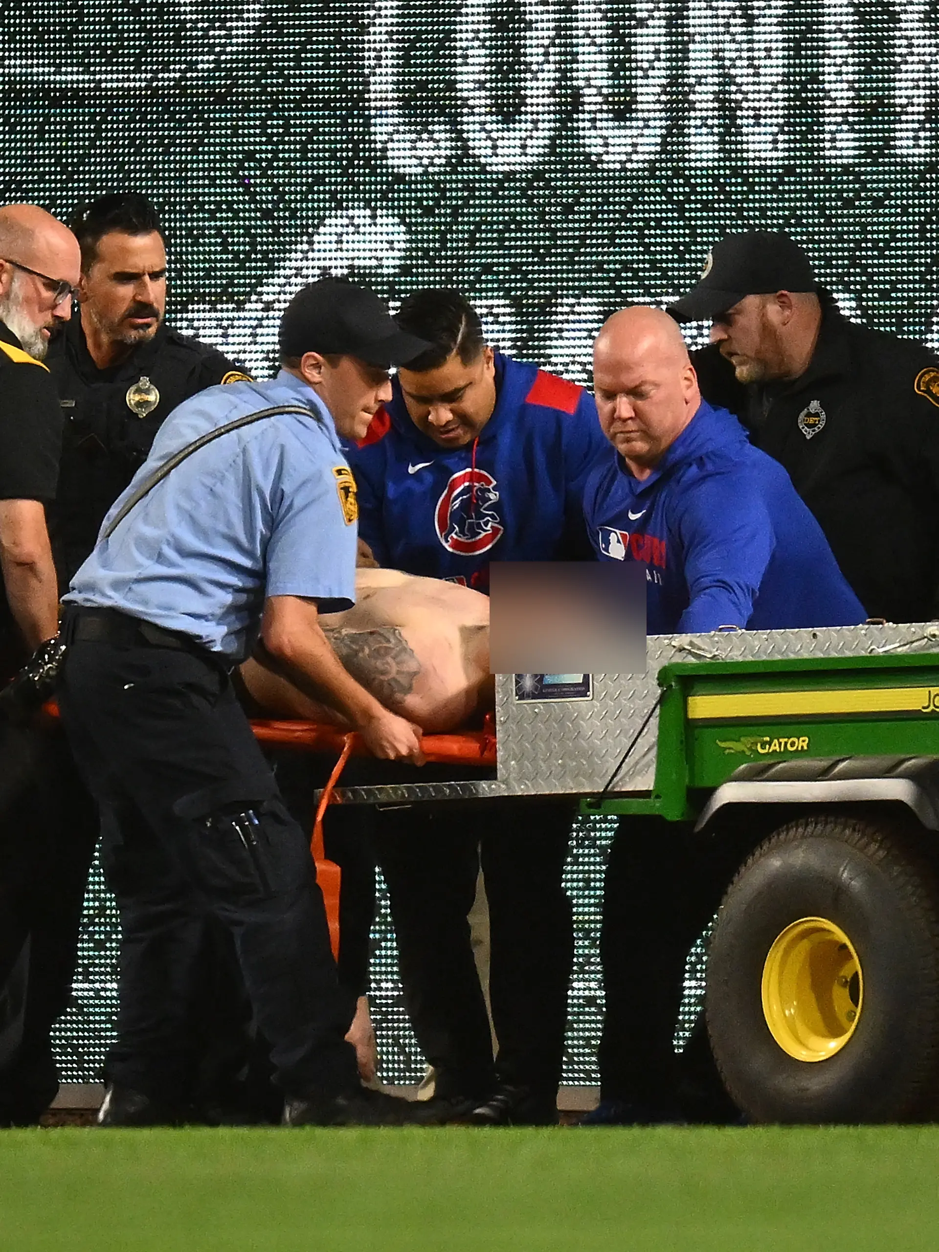 Ein Fan, der im Spiel zwischen Chicago Cubs und Pittsburgh Pirates im PNC Park am 30. April 2025 in Pittsburgh von einer Tribüne gestürzt ist, wird abtransportiert. 