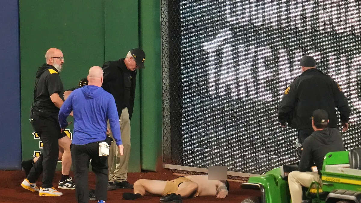 Regungslos liegt ein von der Tribüne gestürzter Fan während der Partie der Pittsburgh Pirates gegen die Chicago Cubs im PNC Park in Pittsburgh.