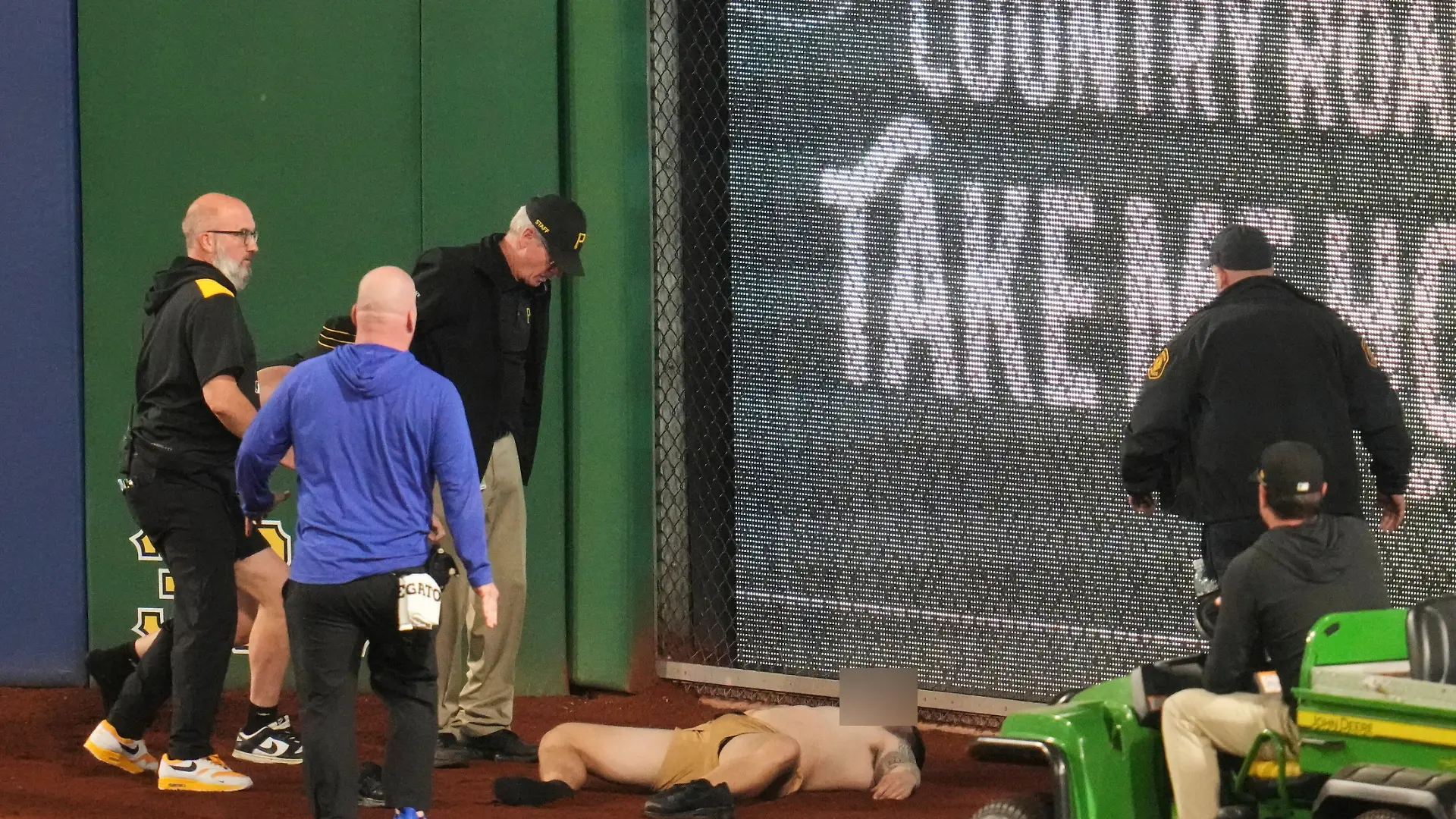 Regungslos liegt ein von der Tribüne gestürzter Fan während der Partie der Pittsburgh Pirates gegen die Chicago Cubs im PNC Park in Pittsburgh. 