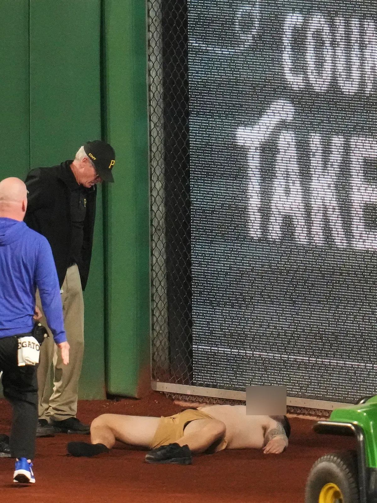 Regungslos liegt ein von der Tribüne gestürzter Fan während der Partie der Pittsburgh Pirates gegen die Chicago Cubs im PNC Park in Pittsburgh. 