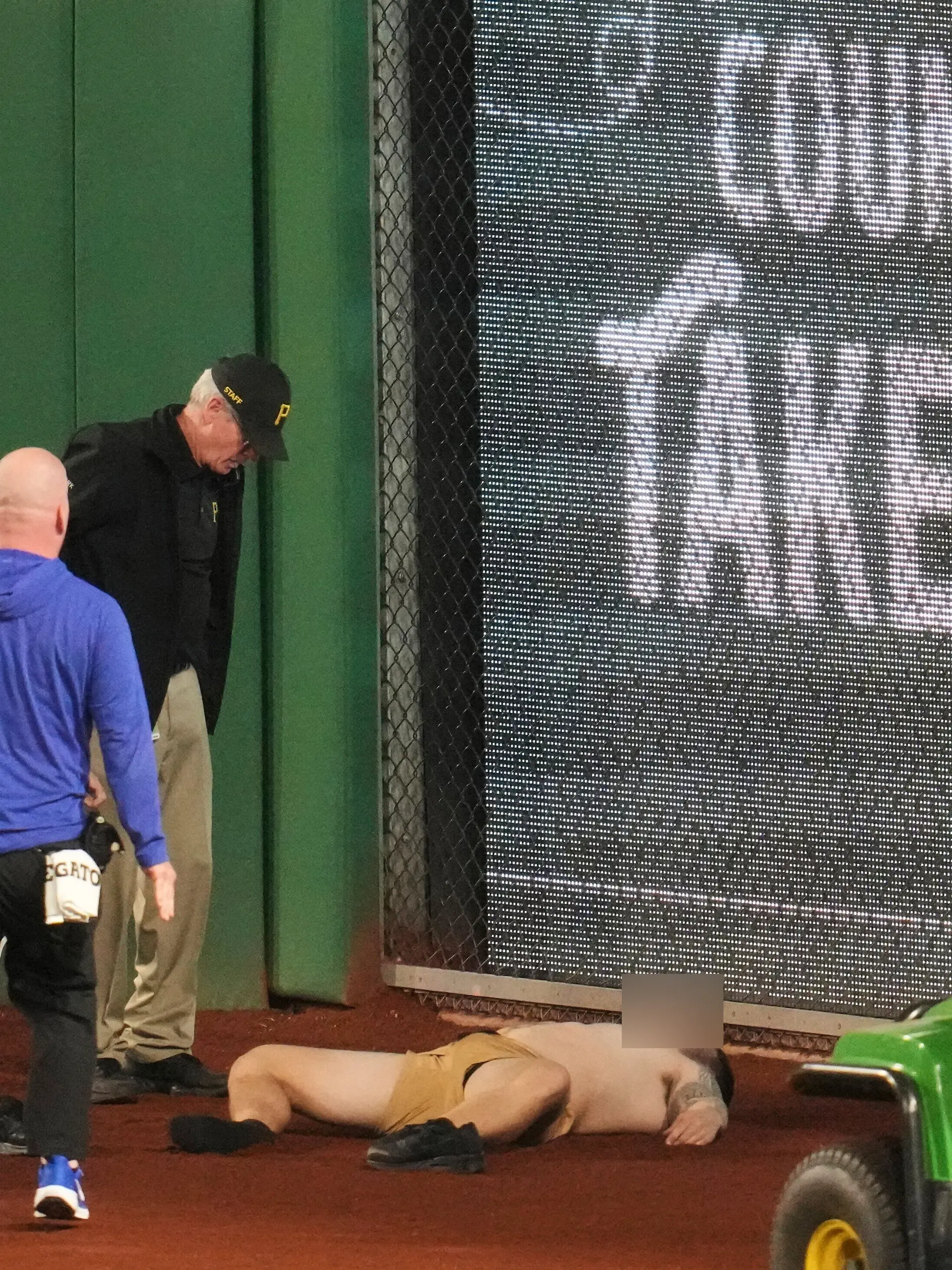 Regungslos liegt ein von der Tribüne gestürzter Fan während der Partie der Pittsburgh Pirates gegen die Chicago Cubs im PNC Park in Pittsburgh. 