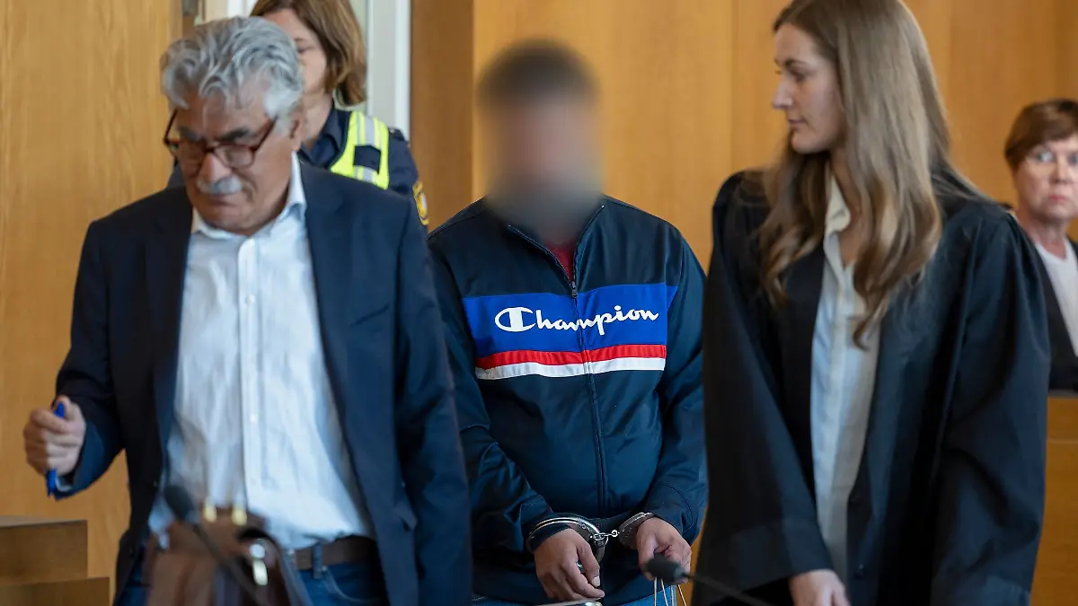 Der Prozess vorm Landgericht Würzburg findet mit Übersetzer (links) statt.