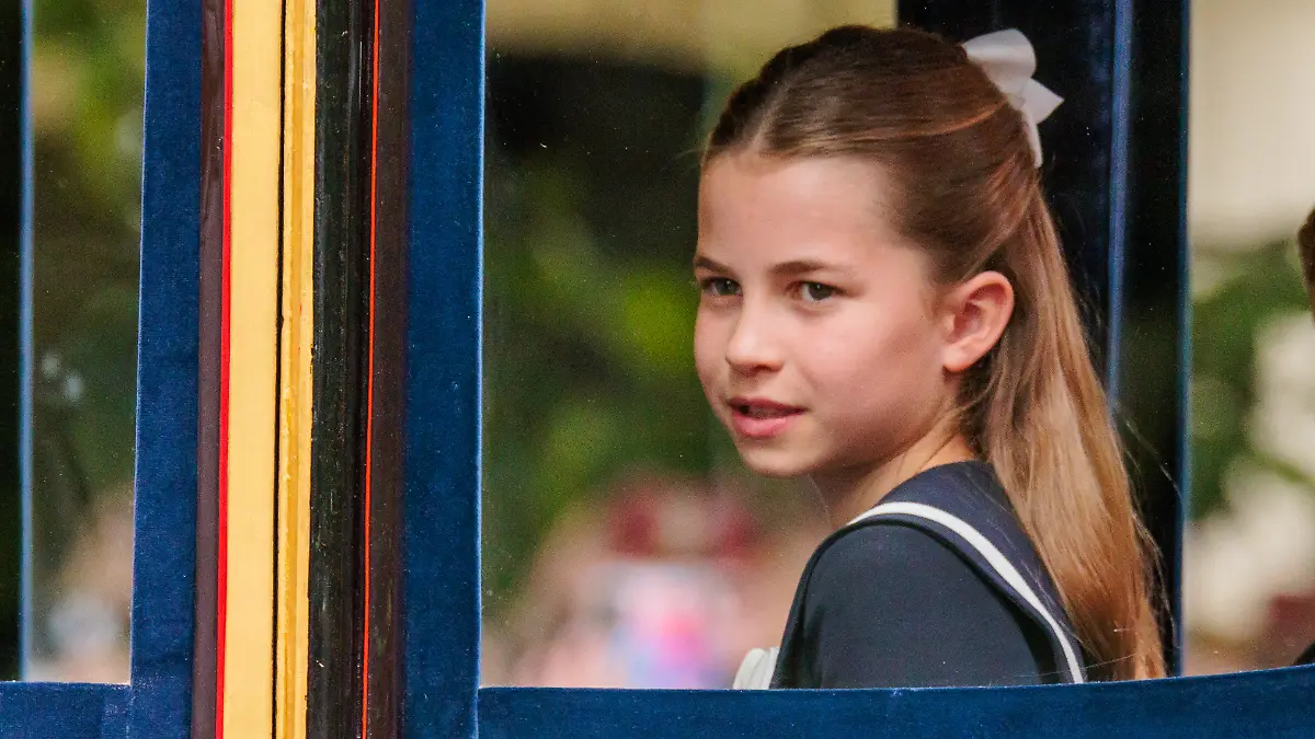 Prinzessin Charlotte fährt 2024 in einer Pferdekutsche die Mall entlang.