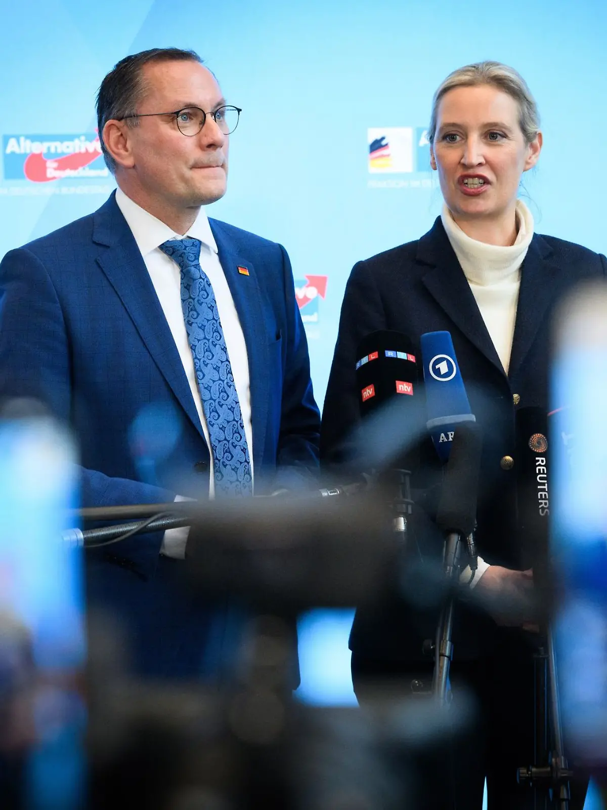 Bild zu: "Was bedeutet die neue Einstufung für die AfD?"