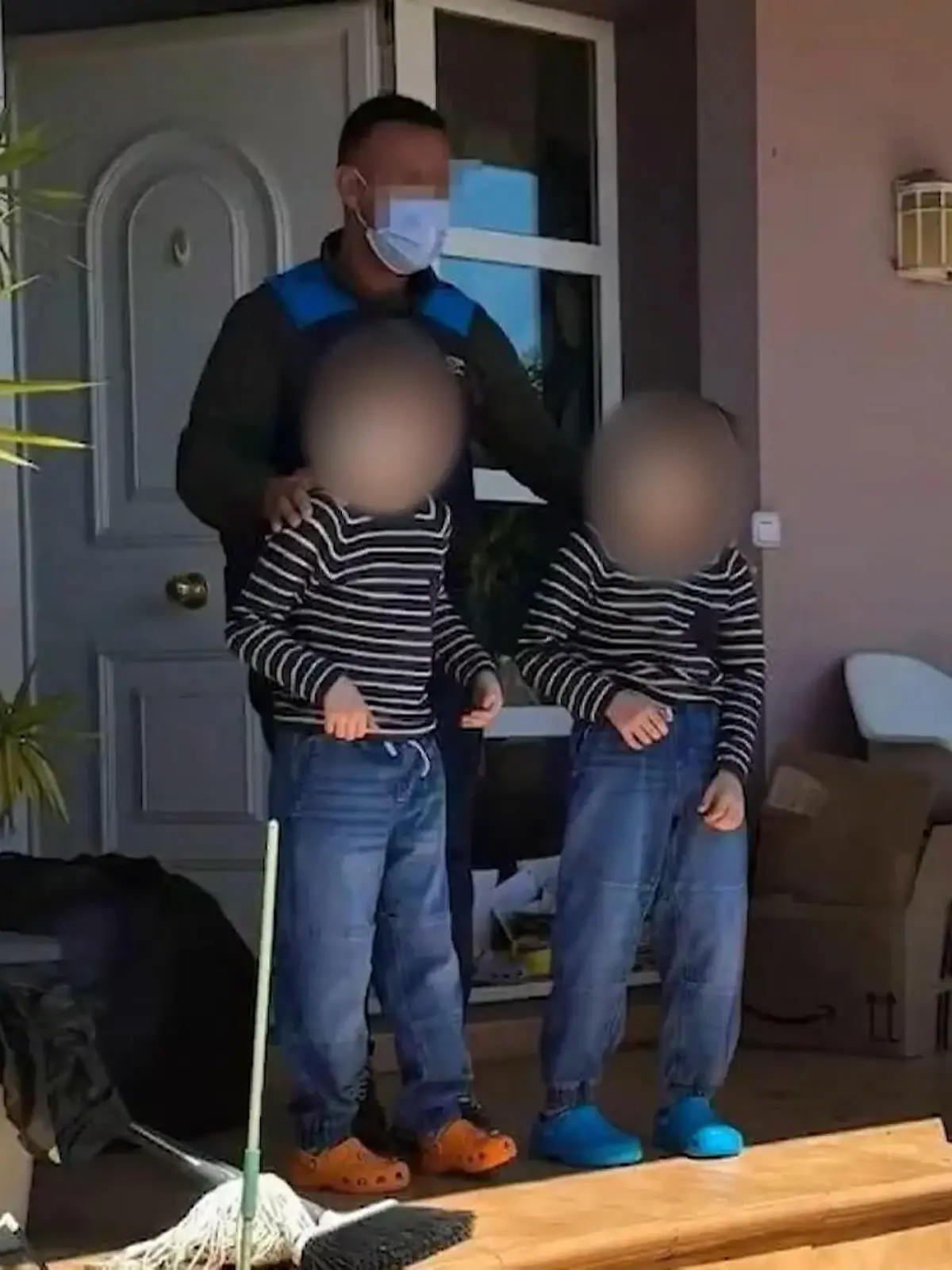 Die Eltern sollen ihre Kinder seit Oktober 2021 eingesperrt haben.