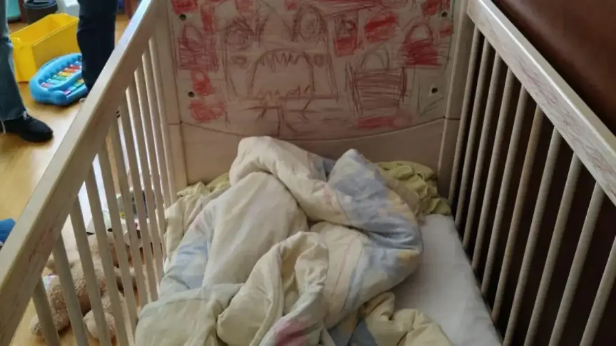 Die Kinder mussten in diesen vergitterten Betten schlafen.
